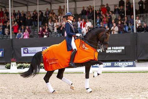 hermes oornetje paard|Hermes horse riding suits.